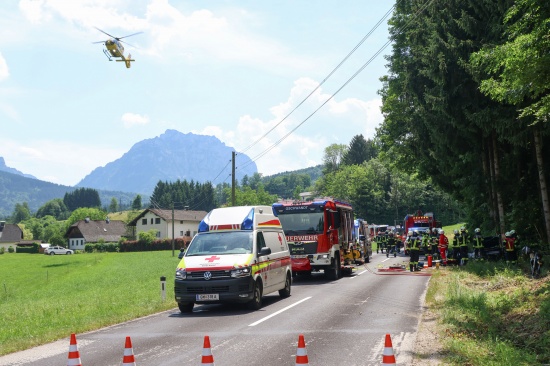 Schwer verletzt: Auto bei schwerem Verkehrsunfall in Gschwandt frontal gegen Baum gekracht