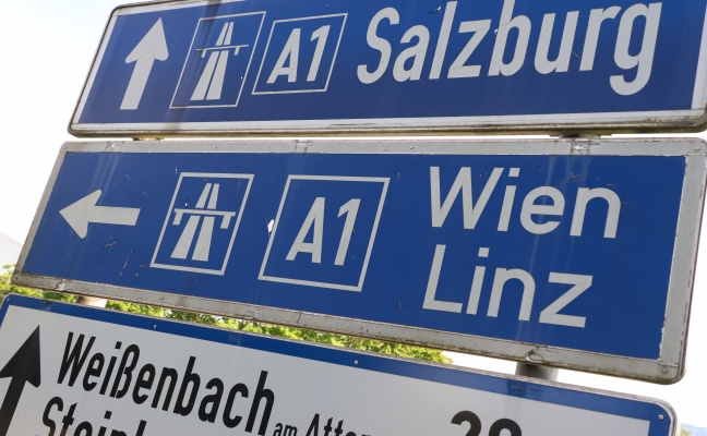 W�hrend Gewitterschauer: Auto auf Westautobahn bei Aurach am Hongar gegen Mittelleitschiene gekracht