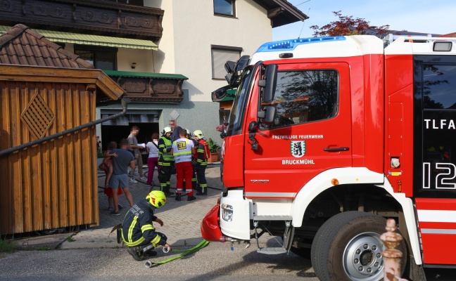 Vier Feuerwehren bei Garagenbrand in Ottnang am Hausruck im Einsatz