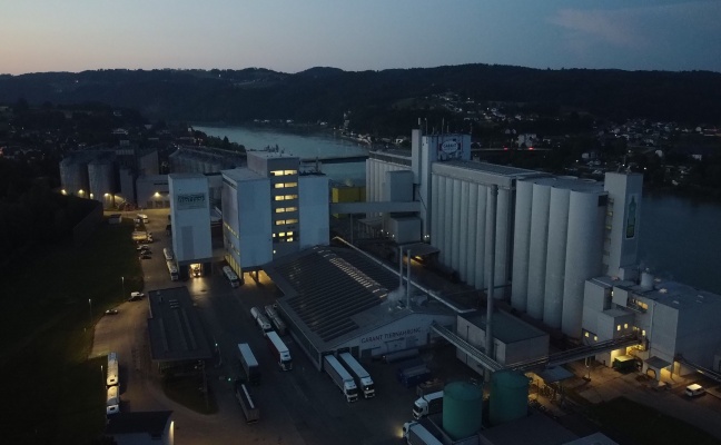 Brandeinsatz bei einem Unternehmen in Aschach an der Donau