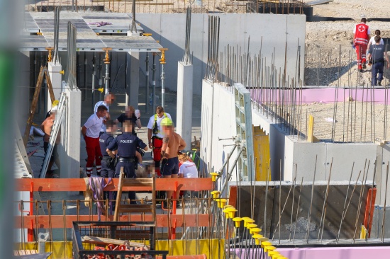 Notarzthubschrauber nach schwerem Arbeitsunfall auf Baustelle in Gunskirchen im Einsatz