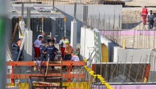 Notarzthubschrauber nach schwerem Arbeitsunfall auf Baustelle in Gunskirchen im Einsatz