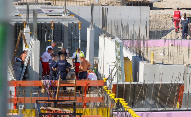 Notarzthubschrauber nach schwerem Arbeitsunfall auf Baustelle in Gunskirchen im Einsatz