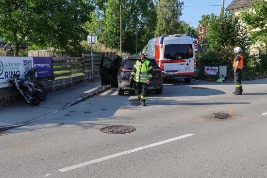 Schwere Kollision zwischen Moped und PKW in einem Kreuzungsbereich in Pichl bei Wels