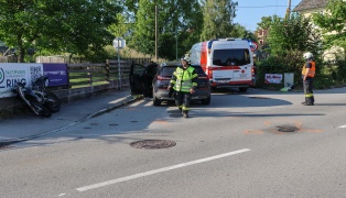 Schwere Kollision zwischen Moped und PKW in einem Kreuzungsbereich in Pichl bei Wels