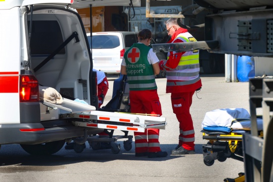 Drei Verletzte nach Brand bei einem Unternehmen in Hofkirchen im Traunkreis