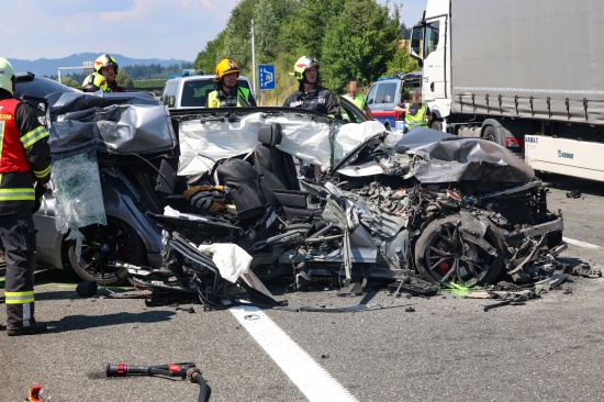 Lebend ausgestiegen: Auto kracht auf Innkreisautobahn bei Meggenhofen in Heck eines LKW-Sattelzuges