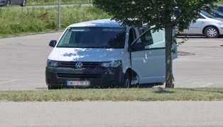 Tierrettung: Hund auf Parkplatz in Gunskirchen versehentlich in Kleinbus eingeschlossen