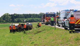 Auto �berschlagen: Personenrettung nach Unfall auf Gallspacher Stra�e bei Meggenhofen