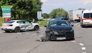 Schwerer Kreuzungscrash zwischen zwei PKW an Unfallh�ufungsstelle in Pichl bei Wels