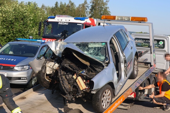 Personenrettung nach Verkehrsunfall: Auto kracht auf Innviertler Stra�e in Riedau frontal gegen Baum