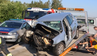 Personenrettung nach Verkehrsunfall: Auto kracht auf Innviertler Stra�e in Riedau frontal gegen Baum