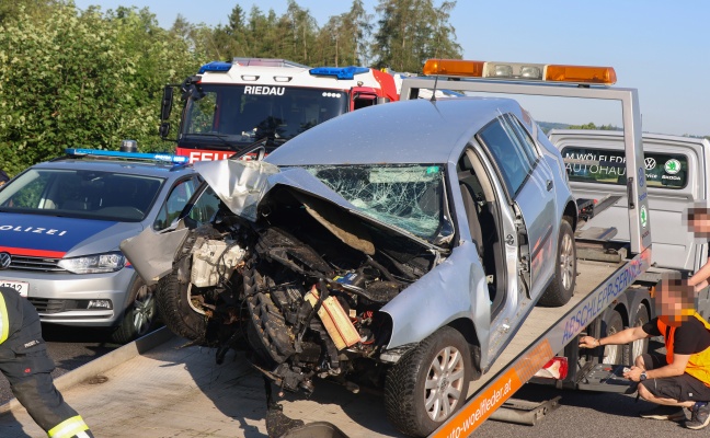 Personenrettung nach Verkehrsunfall: Auto kracht auf Innviertler Stra�e in Riedau frontal gegen Baum