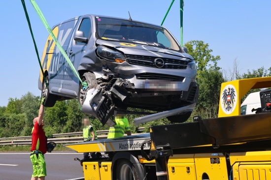 Kleintransporter auf Welser Autobahn bei Pucking gegen Leitschiene gekracht