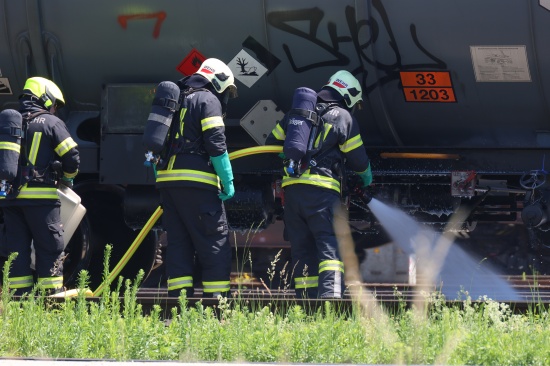 Gefahrstoffeinsatz: Feuerwehr bei Schadstoffaustritt aus Kesselwaggon in Wels-Neustadt im Einsatz