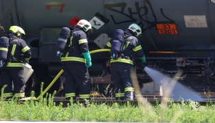 Gefahrstoffeinsatz: Feuerwehr bei Schadstoffaustritt aus Kesselwaggon in Wels-Neustadt im Einsatz