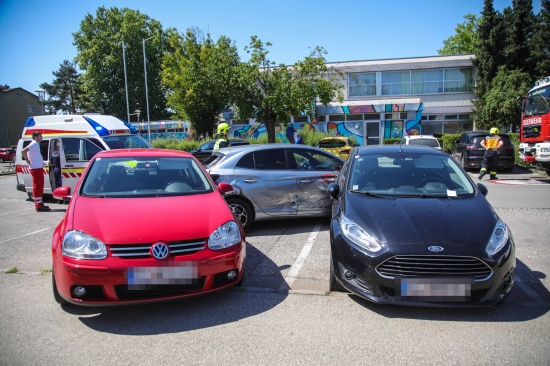 Vier Autos kaputt: Missgeschick mit Schuhwerk in Marchtrenk endet mit gr��erem Blechschaden