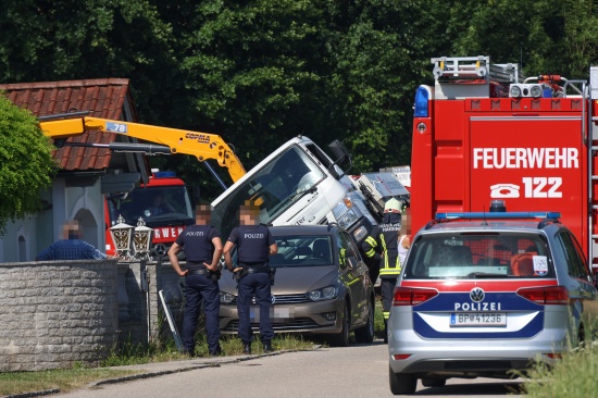 Kran umgest�rzt: Bergung eines LKWs samt Ladekran in Krenglbach aus gr��erer Schieflage