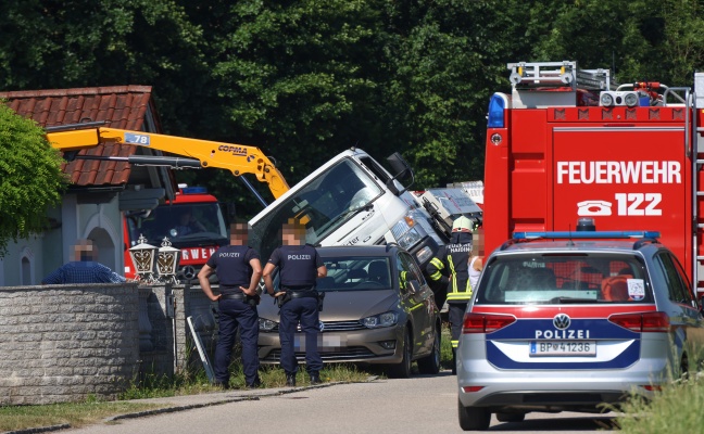 Kran umgest�rzt: Bergung eines LKWs samt Ladekran in Krenglbach aus gr��erer Schieflage