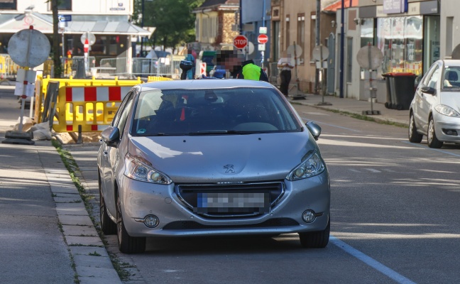 Umst�rzender Bauzaun besch�digte geparktes Auto in Wels-Innenstadt