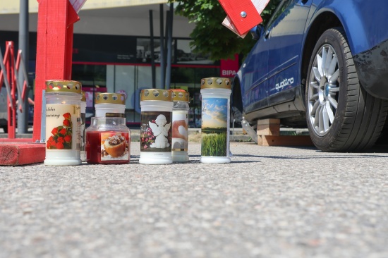 T�dlicher Unfall: 20-J�hriger bei Autoreparatur in Ebensee am Traunsee von PKW erdr�ckt