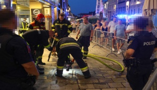 Brand im Schacht: Feuerwehr fuhr bei Siegerehrung einer Sportveranstaltung in Wels-Innenstadt vor