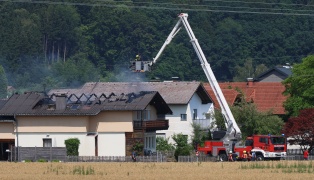 Alarmstufe 2: Sechs Feuerwehren bei Dachstuhlbrand an einem Wohnhaus in Timelkam im Einsatz