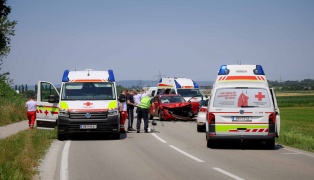 Verkehrsunfall mit drei beteiligten Autos auf Braunauer Stra�e bei Burgkirchen