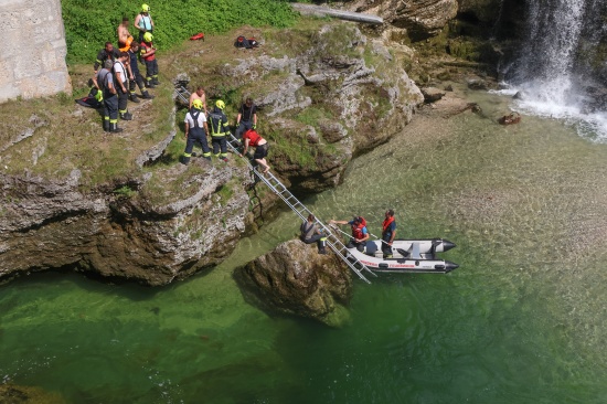 Personenrettung am Traunfall: Einsatzkr�fte retten zwei Personen mit Schlauchboot aus der Traun