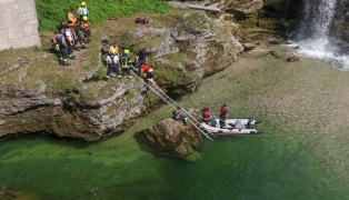 Personenrettung am Traunfall: Einsatzkr�fte retten zwei Personen mit Schlauchboot aus der Traun