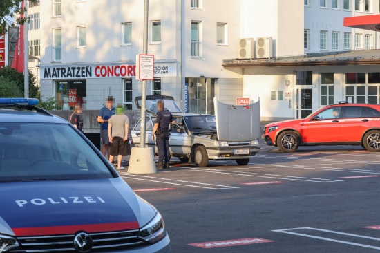 Brand bei einem PKW in Wels-Innenstadt bei Eintreffen der Feuerwehr bereits gel�scht