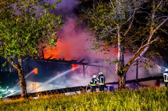 20 Feuerwehren bei Gro�brand auf Bauernhof in Lochen am See im Einsatz