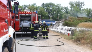 Feuerwehr und Polizei bei Flurbrand in Wels-Schafwiesen im Einsatz