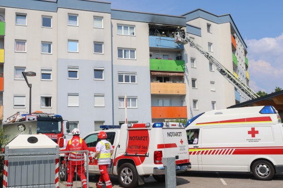 Balkonbrand: Gr��erer Einsatz bei Brand in einer Wohnanlage in Wels-Pernau mit vier Verletzten