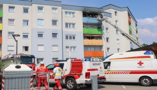 Balkonbrand: Gr��erer Einsatz bei Brand in einer Wohnanlage in Wels-Pernau mit vier Verletzten
