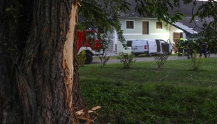 Verkehrsunfall in Pettenbach: Paketwagen touchiert Baum, Auto und kracht gegen Garagenmauer