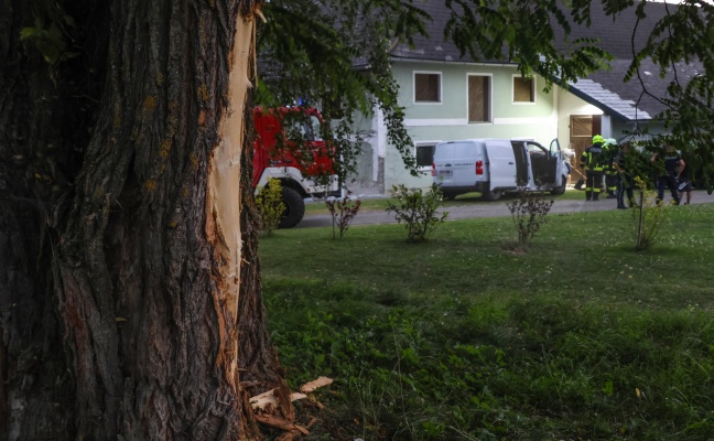 Verkehrsunfall in Pettenbach: Paketwagen touchiert Baum, Auto und kracht gegen Garagenmauer