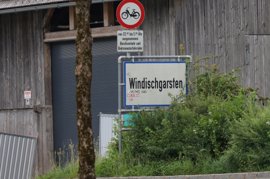 Einsatzkr�fte zu Personenrettung nach Verkehrsunfall nach Windischgarsten alarmiert