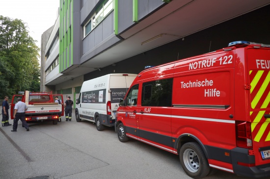 Verschalen eines Garagentores: Sicherungseinsatz der Feuerwehr in einem Parkhaus in Wels-Innenstadt
