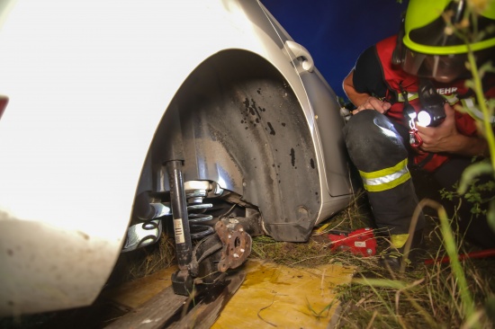 Randstein touchiert: Feuerwehr sicherte Unfallstelle auf Wiener Stra�e bei Marchtrenk ab