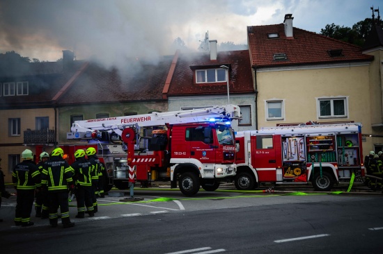 13 Feuerwehren bei Geb�udebrand im dicht verbauten Ortsgebiet von Helpfau-Uttendorf im Einsatz