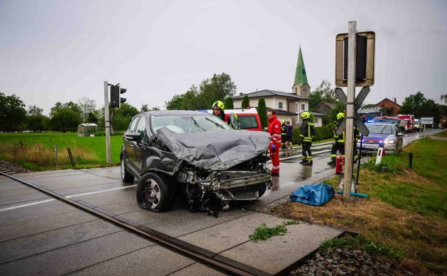 Auto auf Bahn�bergang in Burgkirchen mit Regionalzug der Mattigtalbahn kollidiert