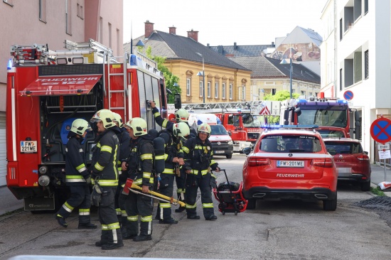 Wasserdampfaustritt: Vermuteter Kellerbrand in einem Wohn- und Gesch�ftshaus in Wels-Neustadt