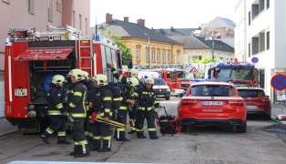 Wasserdampfaustritt: Vermuteter Kellerbrand in einem Wohn- und Gesch�ftshaus in Wels-Neustadt