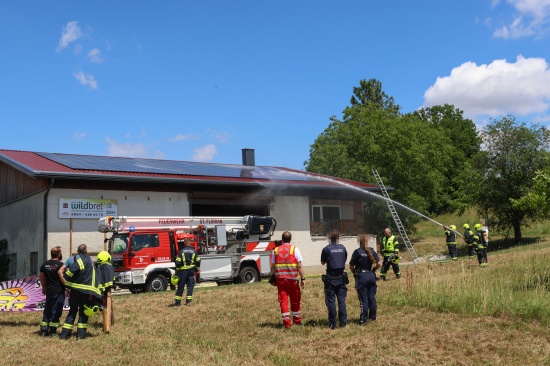 Brand eines Photovoltaikmoduls auf dem Dach eines Stadls in Hofkirchen im Traunkreis