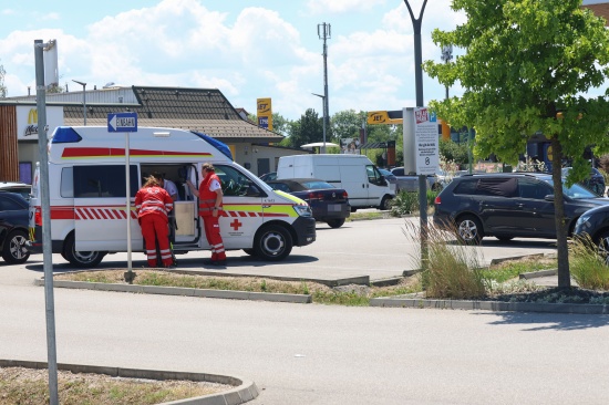 Personenrettung auf Parkplatz: Kind aus abgestelltem Auto in Wels-Schafwiesen gerettet