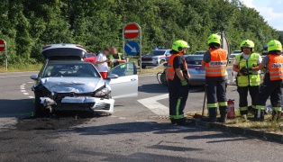 Neuerlich schwerer Crash zwischen zwei Autos bei Abbiegeman�ver in Pichl bei Wels