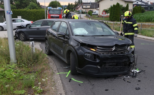 Frontalkollision zwischen zwei Autos in Edt bei Lambach