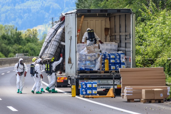 Totalsperre: Gro�einsatz bei Schadstoffaustritt aus Gefahrgut-LKW der Pyhrnautobahn in Schlierbach