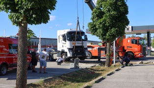 Zugmaschine auf Stein: Aufwendigere LKW-Bergung auf Parkplatz in Wels-Waidhausen